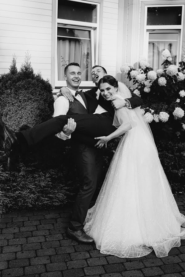 Pozitīvas kāzas Vecrīgā un Jūrmalā ar zagsu, lietu un busiņu