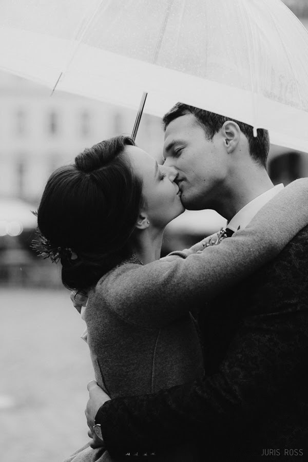 Kāzas rudenī lietainā dienā ar Vecrīgā