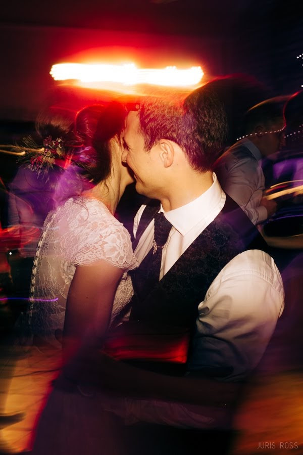 Kāzas rudenī lietainā dienā ar Vecrīgā