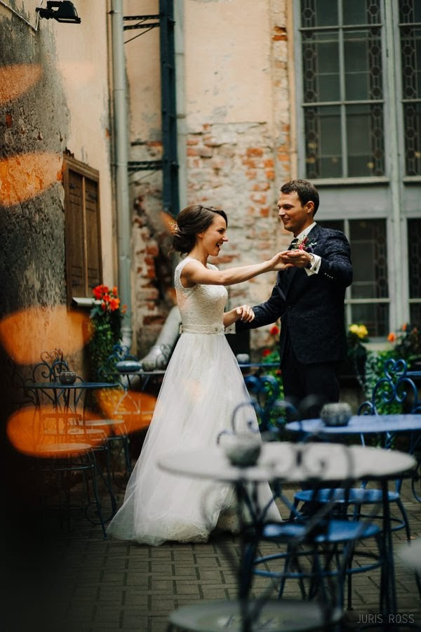 Kāzas rudenī lietainā dienā ar Vecrīgā