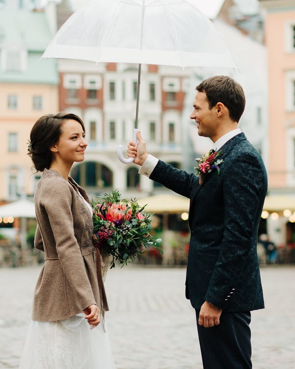 Kāzas rudenī lietainā dienā ar Vecrīgā