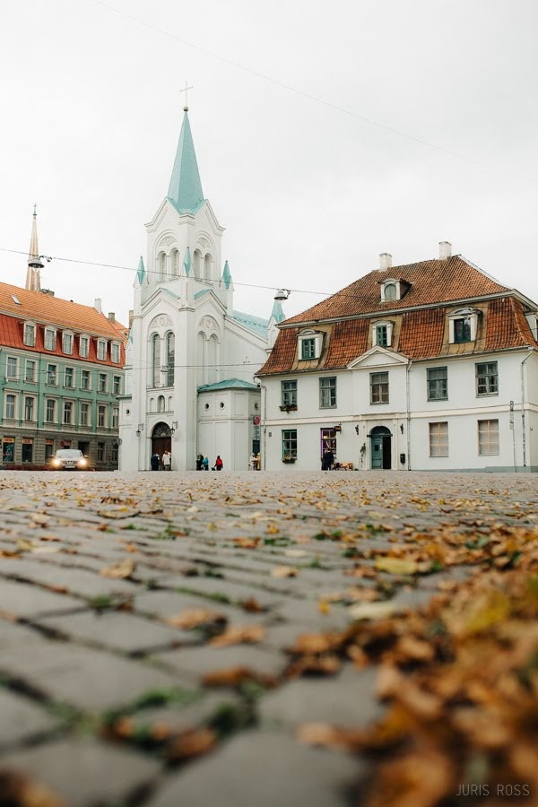 Kāzas rudenī lietainā dienā ar Vecrīgā
