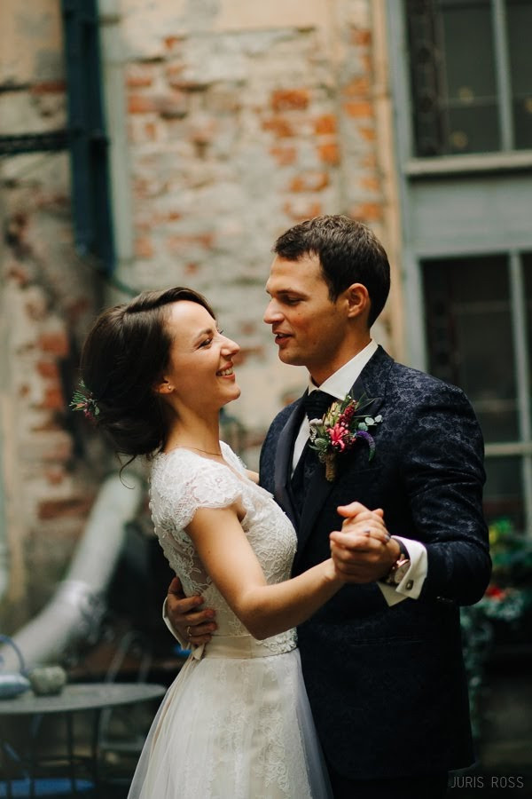 Kāzas rudenī lietainā dienā ar Vecrīgā