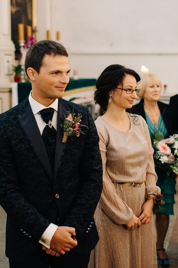 Kāzas rudenī lietainā dienā ar Vecrīgā