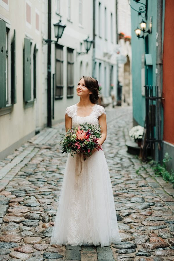 Kāzas rudenī lietainā dienā ar Vecrīgā