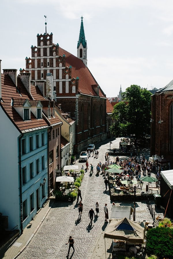 Pozitīvas kāzas Vecrīgā un Jūrmalā ar zagsu, lietu un busiņu