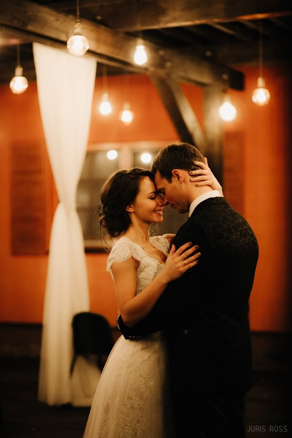 Kāzas rudenī lietainā dienā ar Vecrīgā