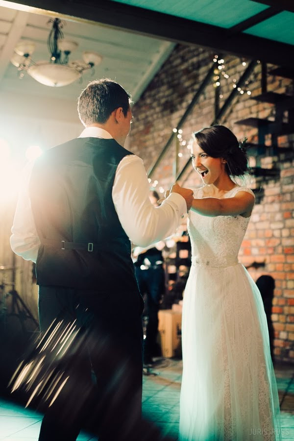 Kāzas rudenī lietainā dienā ar Vecrīgā