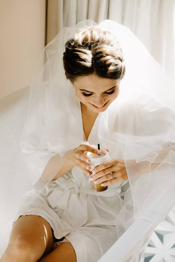 Pozitīvas kāzas Vecrīgā un Jūrmalā ar zagsu, lietu un busiņu