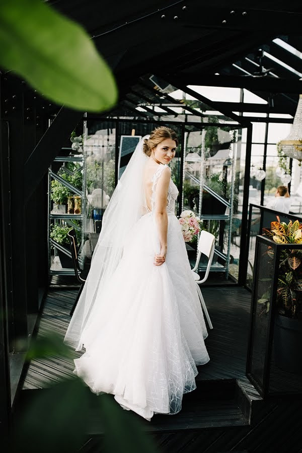 Pozitīvas kāzas Vecrīgā un Jūrmalā ar zagsu, lietu un busiņu