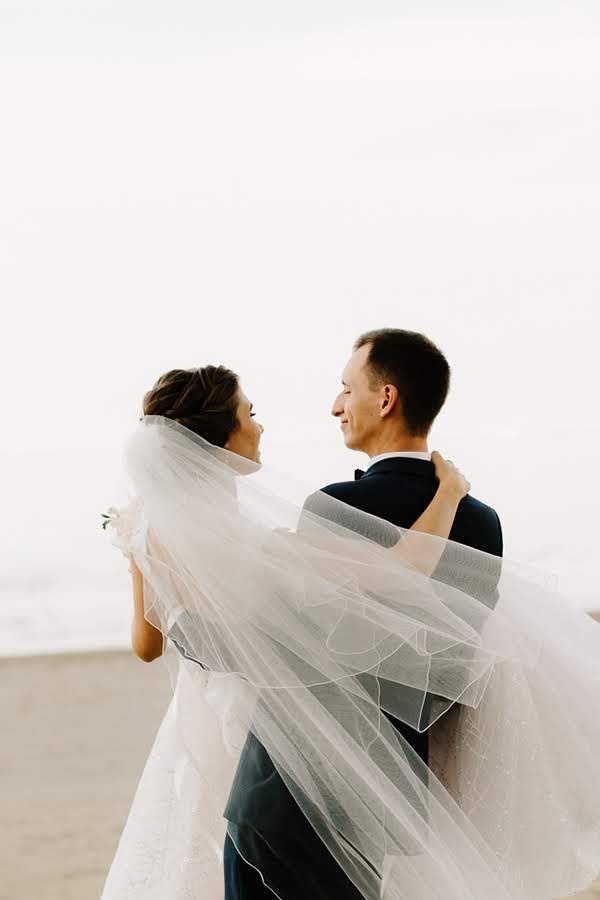 Pozitīvas kāzas Vecrīgā un Jūrmalā ar zagsu, lietu un busiņu