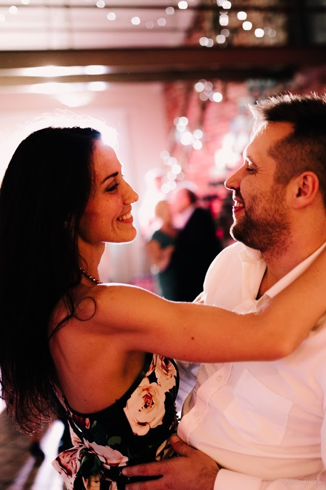 Kāzas rudenī lietainā dienā ar Vecrīgā