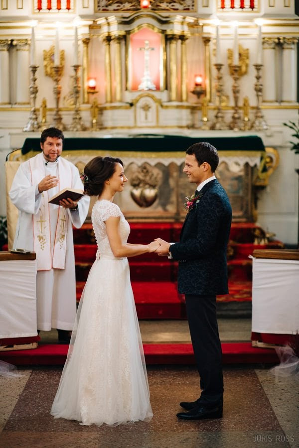 Kāzas rudenī lietainā dienā ar Vecrīgā