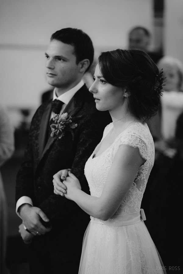 Kāzas rudenī lietainā dienā ar Vecrīgā