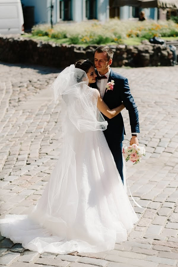 Pozitīvas kāzas Vecrīgā un Jūrmalā ar zagsu, lietu un busiņu