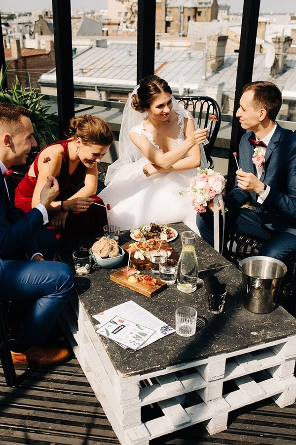 Pozitīvas kāzas Vecrīgā un Jūrmalā ar zagsu, lietu un busiņu