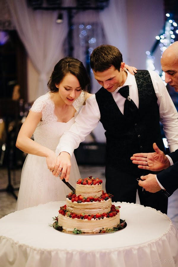 Kāzas rudenī lietainā dienā ar Vecrīgā