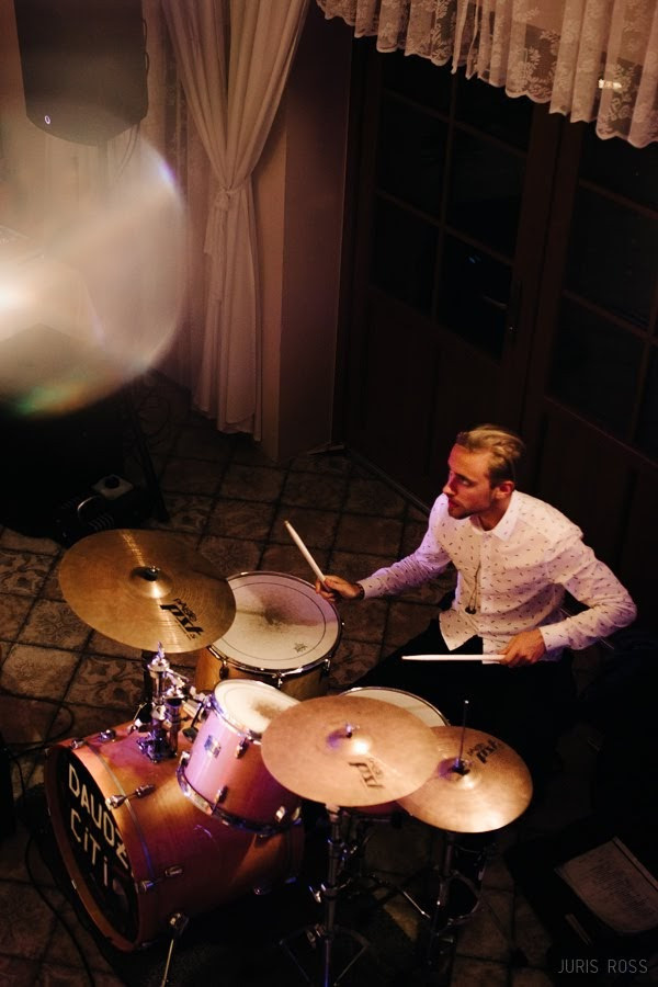 Kāzas rudenī lietainā dienā ar Vecrīgā