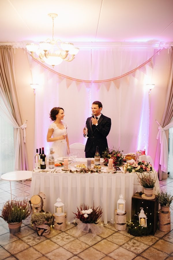 Kāzas rudenī lietainā dienā ar Vecrīgā