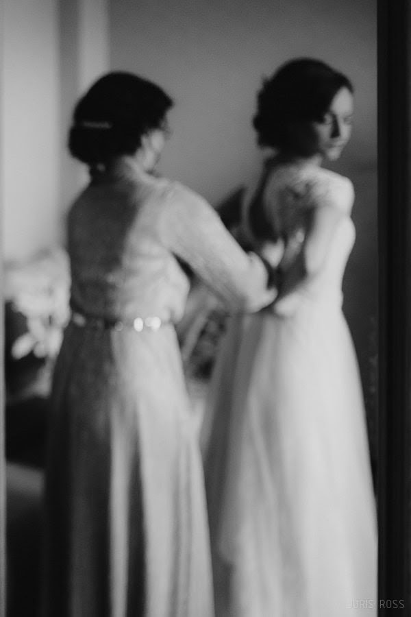 Kāzas rudenī lietainā dienā ar Vecrīgā