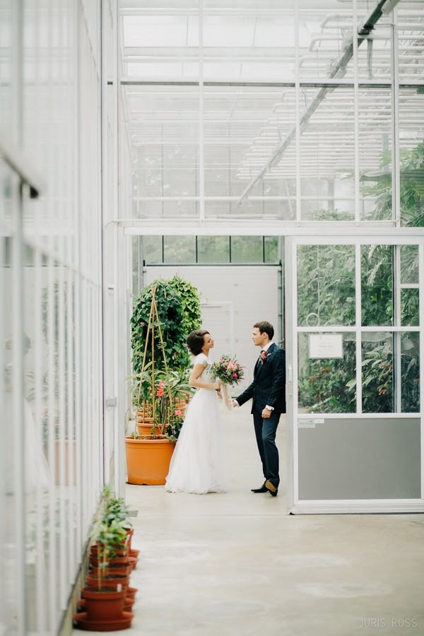 Kāzas rudenī lietainā dienā ar Vecrīgā