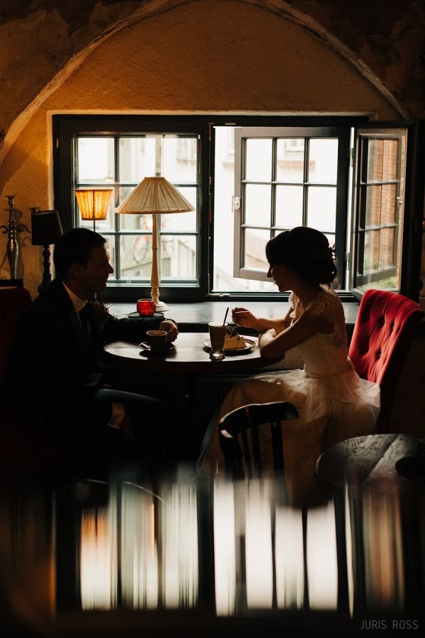 Kāzas rudenī lietainā dienā ar Vecrīgā