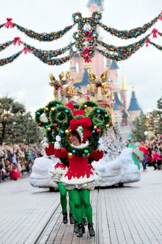 Best Photographer in Paris: Your Guide to Unforgettable Winter Photoshoots at Disneyland Paris. Photographe à Paris