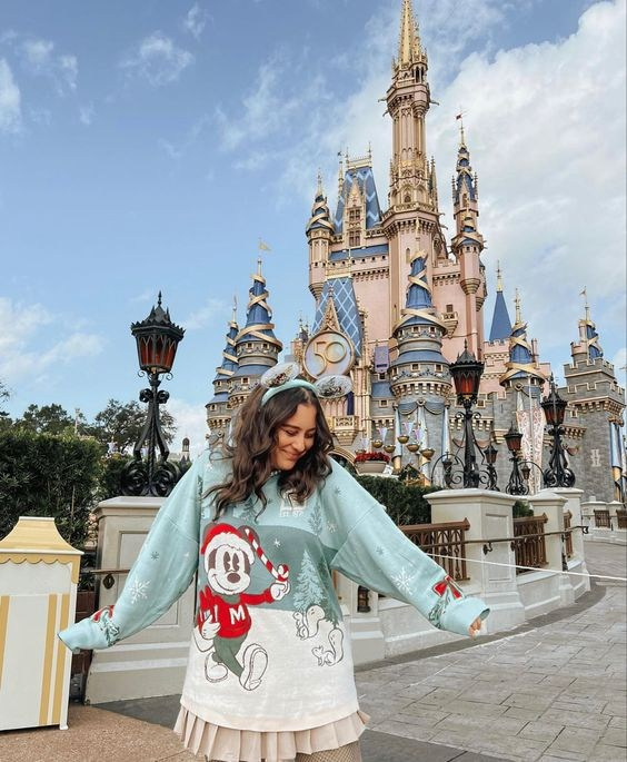 Best Photographer in Paris: Your Guide to Unforgettable Winter Photoshoots at Disneyland Paris. Photographe à Paris