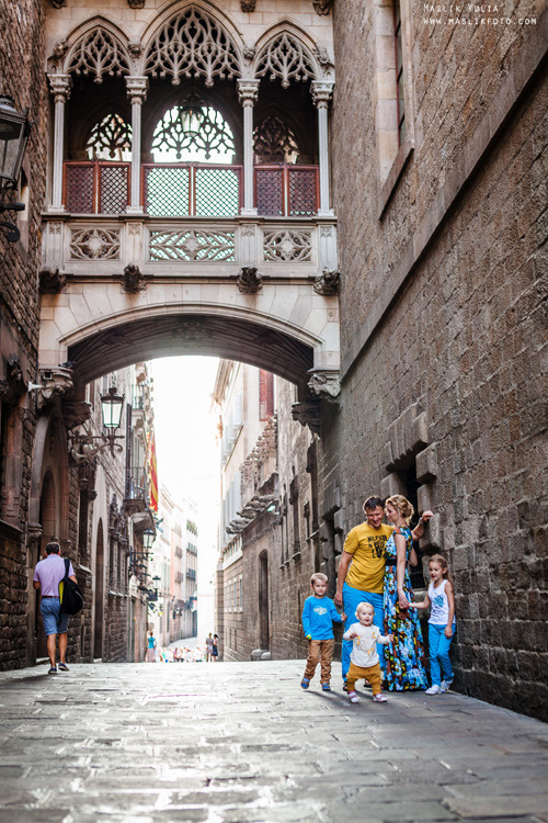 Sesión de fotos familiares en un viaje a Barcelona. Fotógrafo en Barcelona  Maslik Yulia