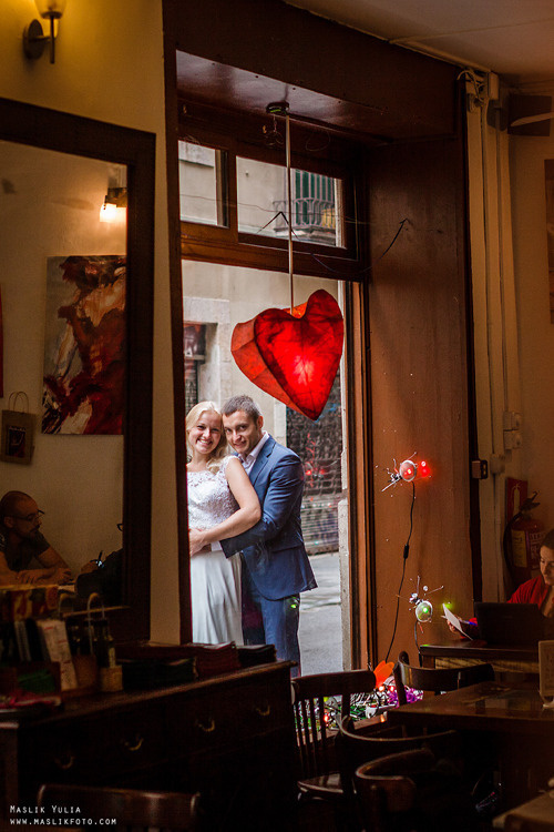 Sesión de fotos lluviosa en Barcelona. Fotógrafo en Barcelona  Maslik Yulia