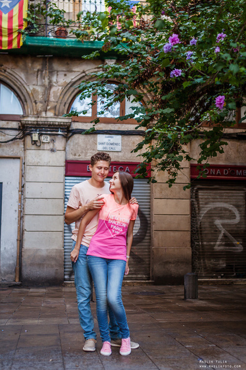 Impresionante paseo fotográfico de enamorados en Barcelona. Fotógrafo en Barcelona  Maslik Yulia