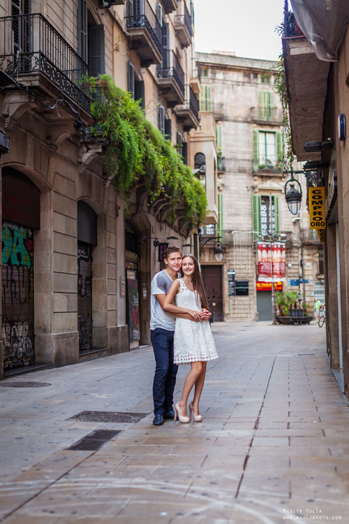Impresionante paseo fotográfico de enamorados en Barcelona. Fotógrafo en Barcelona  Maslik Yulia