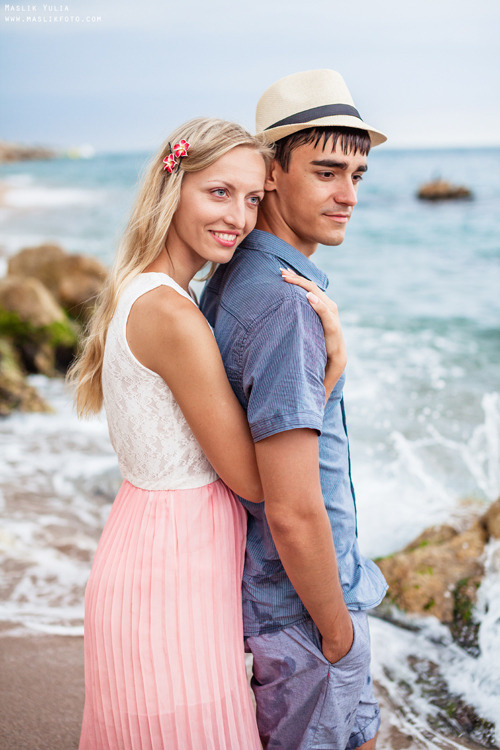 Beach photo shoot on the Costa Brava. Photographer in Barcelona Spain Maslik Yulia