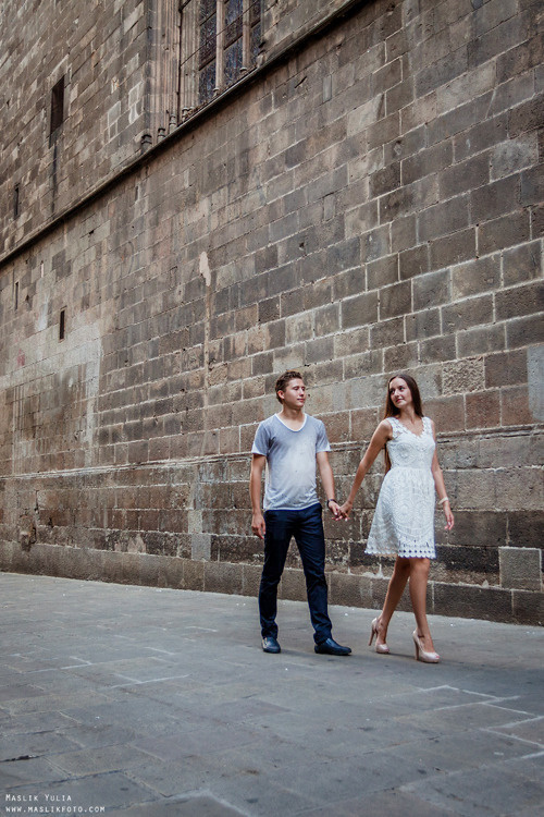 Impresionante paseo fotográfico de enamorados en Barcelona. Fotógrafo en Barcelona  Maslik Yulia