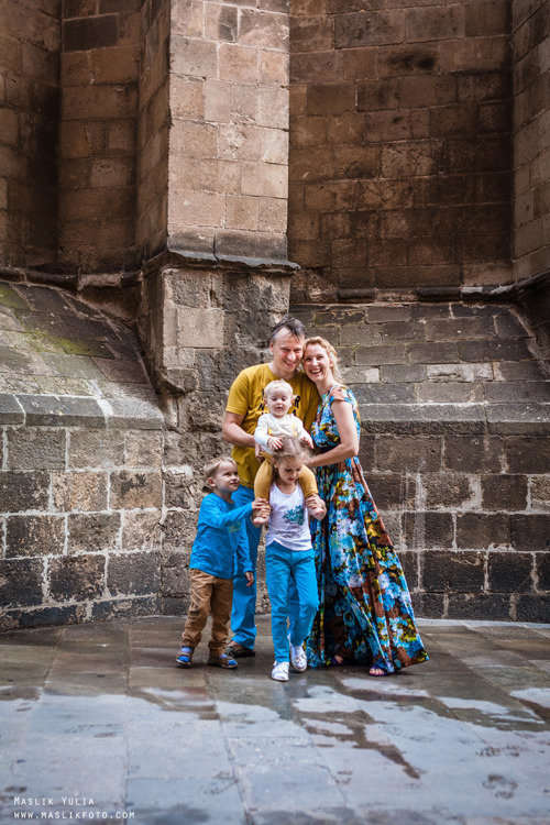 Sesión de fotos familiares en un viaje a Barcelona. Fotógrafo en Barcelona  Maslik Yulia