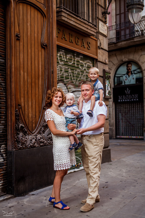 Sesión de fotos familiares en Barcelona. Fotógrafo en Barcelona  Maslik Yulia