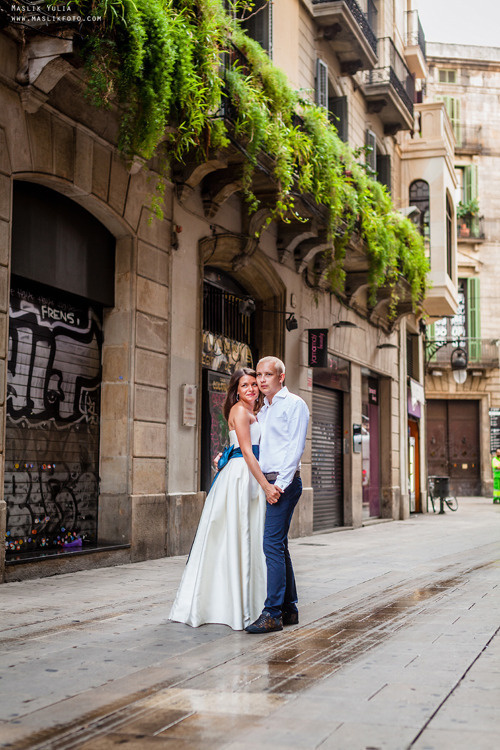 Elegante paseo fotográfico de boda. Fotógrafo en Barcelona  Maslik Yulia