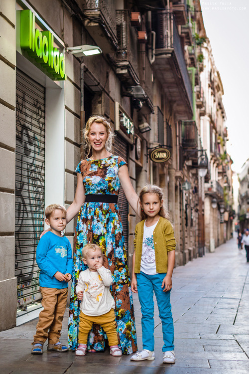 Sesión de fotos familiares en un viaje a Barcelona. Fotógrafo en Barcelona  Maslik Yulia