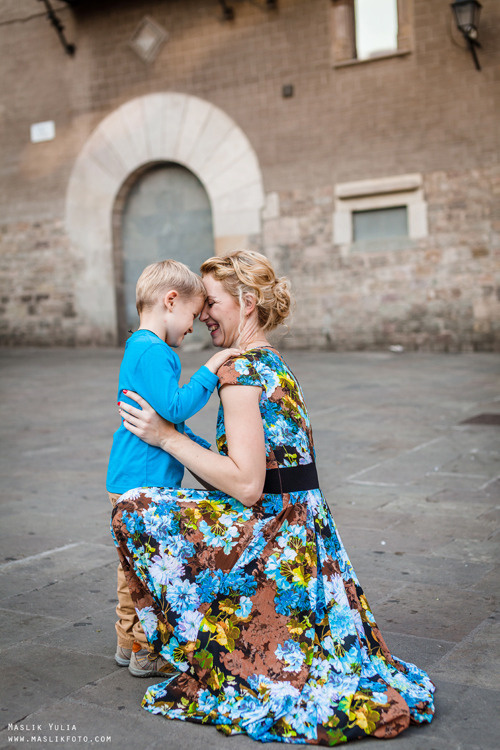 Sesión de fotos familiares en un viaje a Barcelona. Fotógrafo en Barcelona  Maslik Yulia