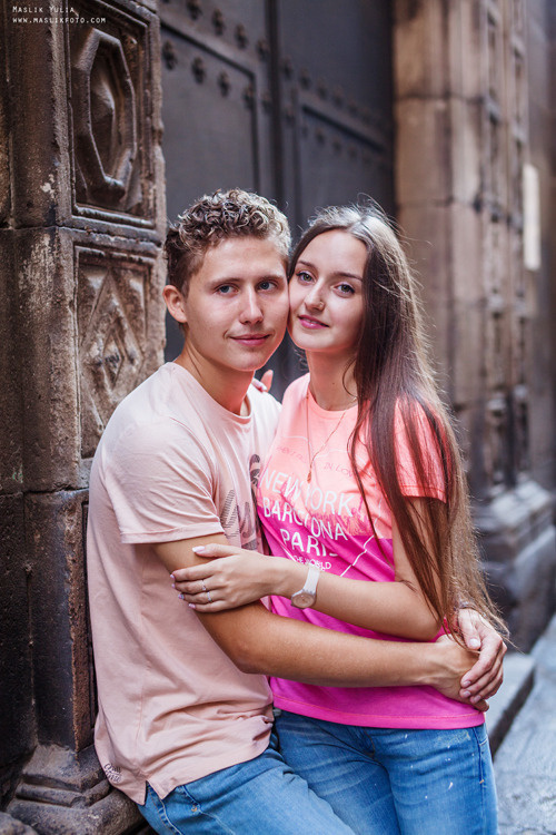 Impresionante paseo fotográfico de enamorados en Barcelona. Fotógrafo en Barcelona  Maslik Yulia