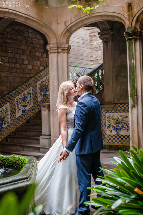 Sesión de fotos lluviosa en Barcelona. Fotógrafo en Barcelona  Maslik Yulia