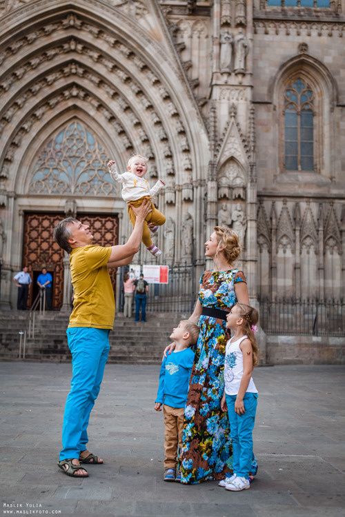Sesión de fotos familiares en un viaje a Barcelona. Fotógrafo en Barcelona  Maslik Yulia