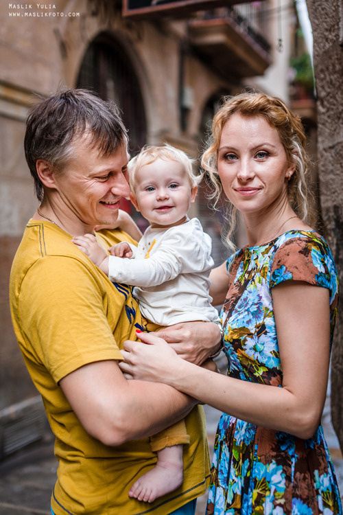 Sesión de fotos familiares en un viaje a Barcelona. Fotógrafo en Barcelona  Maslik Yulia