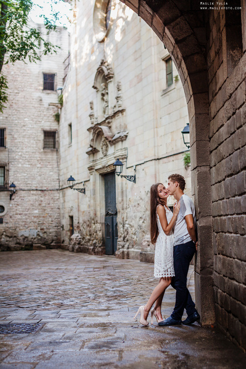 Impresionante paseo fotográfico de enamorados en Barcelona. Fotógrafo en Barcelona  Maslik Yulia