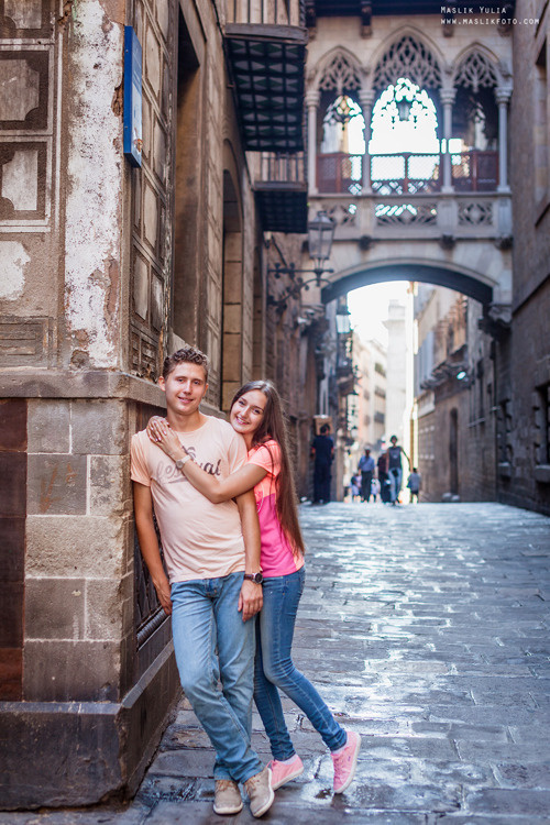 Impresionante paseo fotográfico de enamorados en Barcelona. Fotógrafo en Barcelona  Maslik Yulia