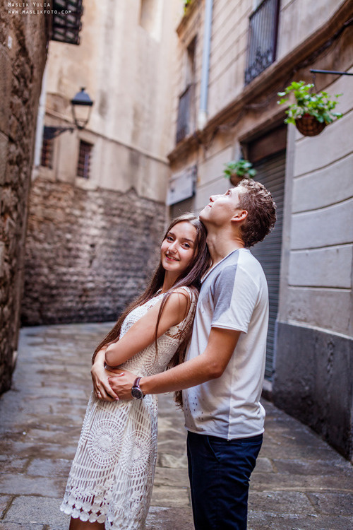 Impresionante paseo fotográfico de enamorados en Barcelona. Fotógrafo en Barcelona  Maslik Yulia