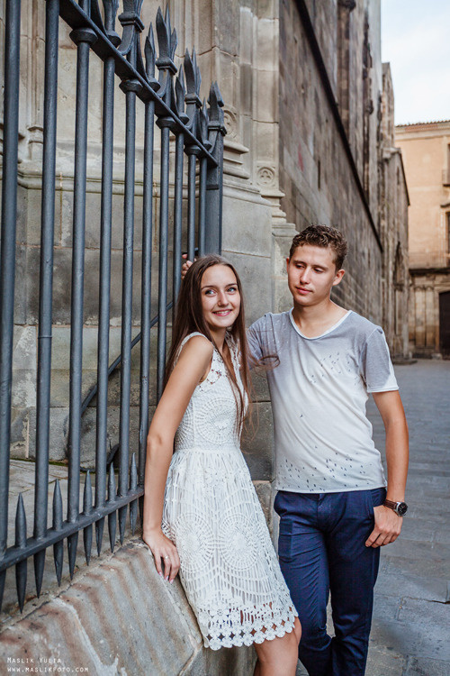 Impresionante paseo fotográfico de enamorados en Barcelona. Fotógrafo en Barcelona  Maslik Yulia