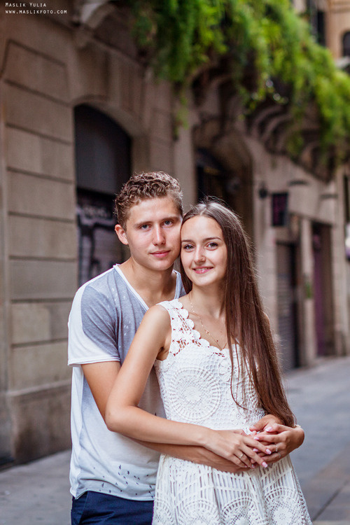Impresionante paseo fotográfico de enamorados en Barcelona. Fotógrafo en Barcelona  Maslik Yulia