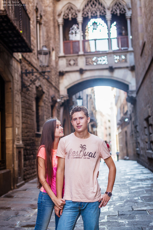Impresionante paseo fotográfico de enamorados en Barcelona. Fotógrafo en Barcelona  Maslik Yulia
