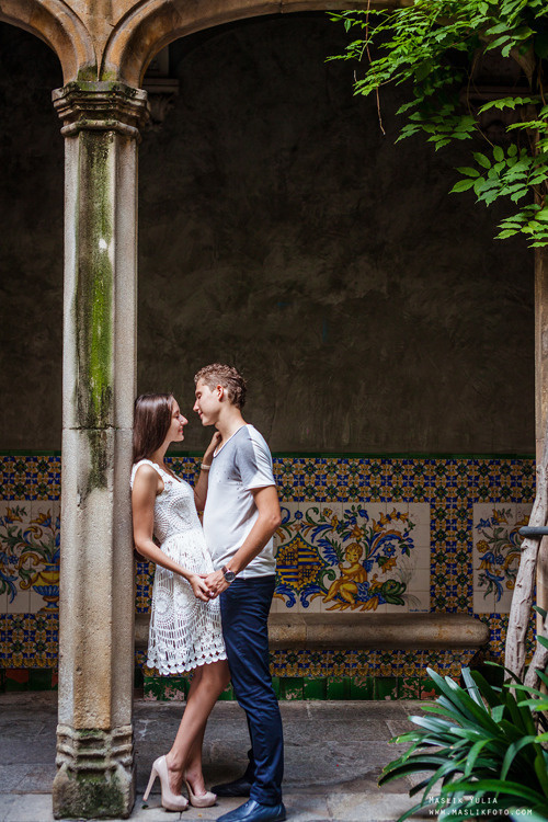 Impresionante paseo fotográfico de enamorados en Barcelona. Fotógrafo en Barcelona  Maslik Yulia